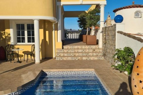 Villa artística y exclusiva con piscina y amarre