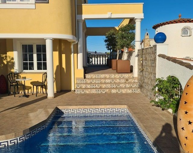 Villa artística y exclusiva con piscina y amarre
