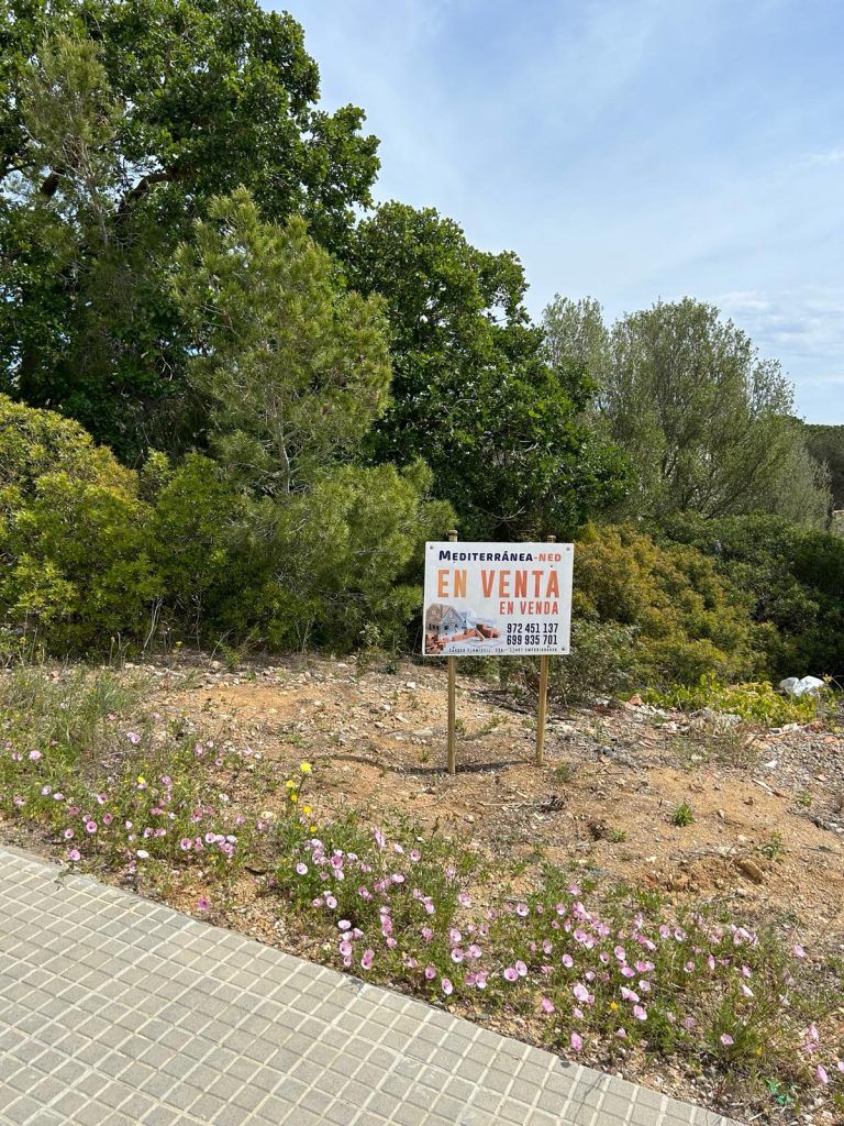 Grond gelegen in een zeer rustige woonwijk met uitgestrekte zandstranden in de buurt. De oppervlakte biedt enorme bouwmogelijkheden, zoals een prachtig zwembad met poolhouse, jacuzzi, overkapping, etc.
Lidl en Carrefour-markt zijn vlakbij.
Gelegen op 3,5 km van het centrum van Roses, 7 km van Empuriabrava en het natuurpark La Rubina, 16 km van Cadaqués met een Salvatore Dalí museumvilla, 40 km van La Jonquera met onder andere het centrum Gran Jonquera winkelgebied (55 boetieks + talrijke restaurants, alcoholische dranken tegen zeer concurrerende prijzen, enz...) en 155 km van Barcelona